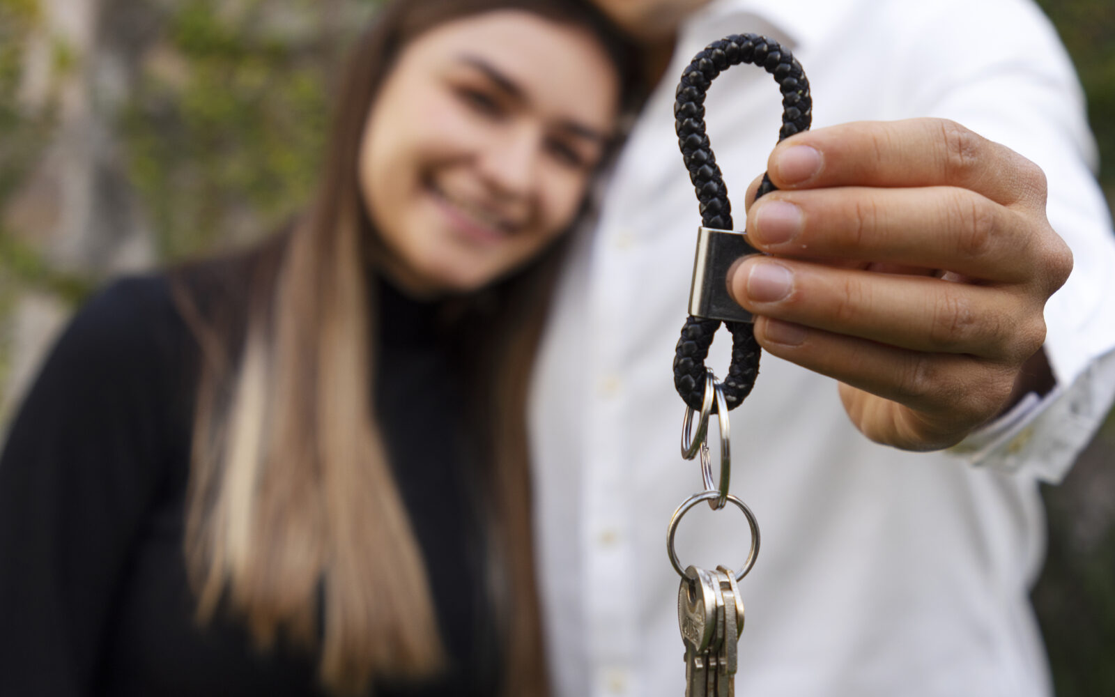 medium-shot-couple-buying-new-home